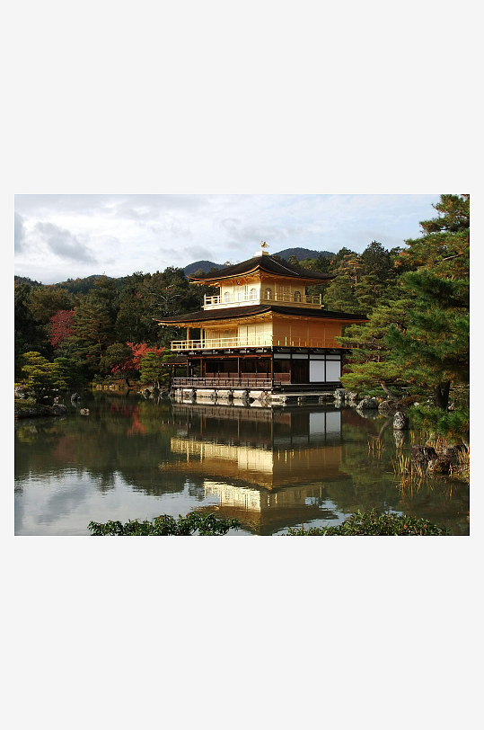 金色寺庙倒映湖面景色优美-众图网