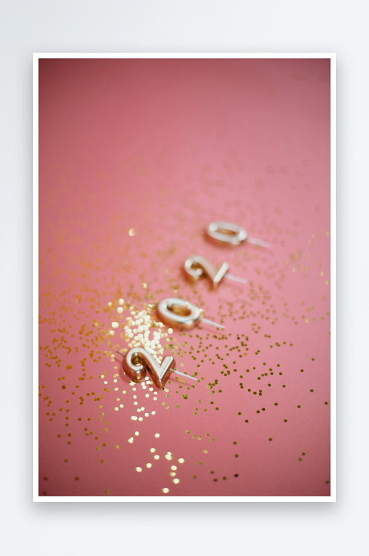 金色数字蜡烛庆祝新年-众图网