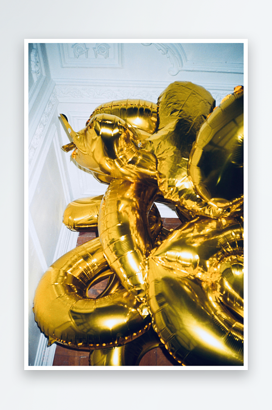 金色气球堆叠装饰场景-众图网