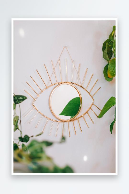 金色眼形镜子与绿植装饰-众图网