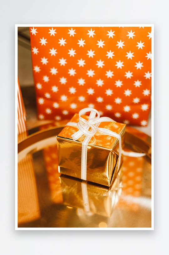 金色礼盒与橙色包装纸-众图网