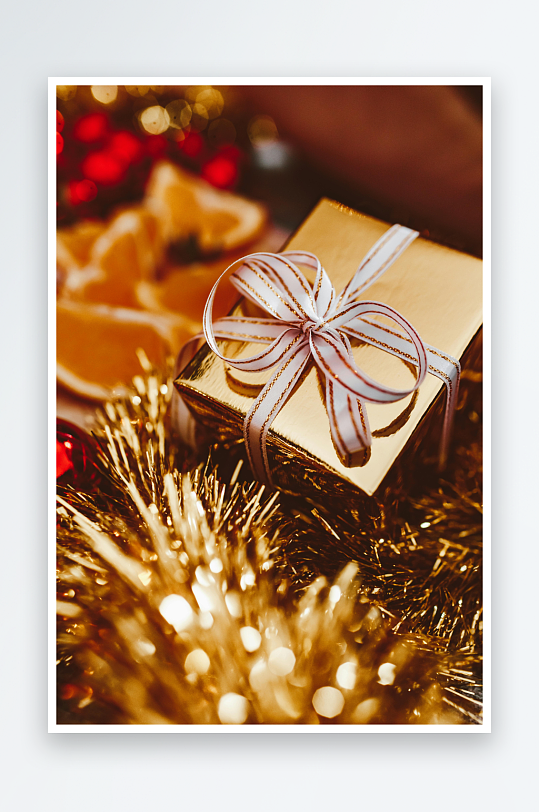 金色礼盒与节日装饰特写-众图网