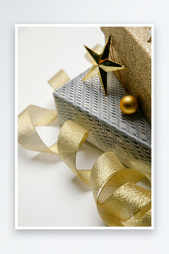 金色礼盒与装饰品特写-众图网