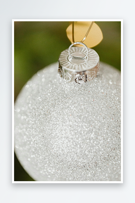 银色闪粉圣诞球特写-众图网