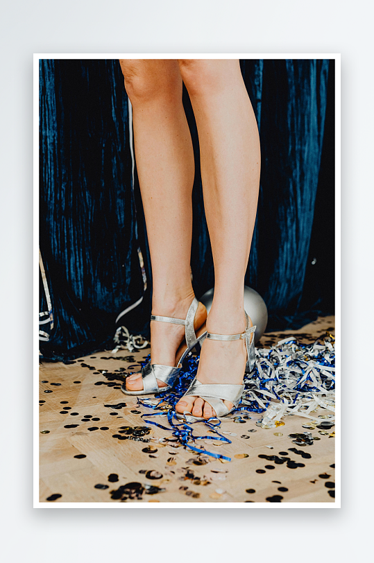 银色高跟鞋与彩色纸屑-众图网