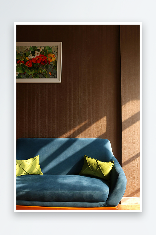 阳光下的蓝色沙发与花卉画-众图网