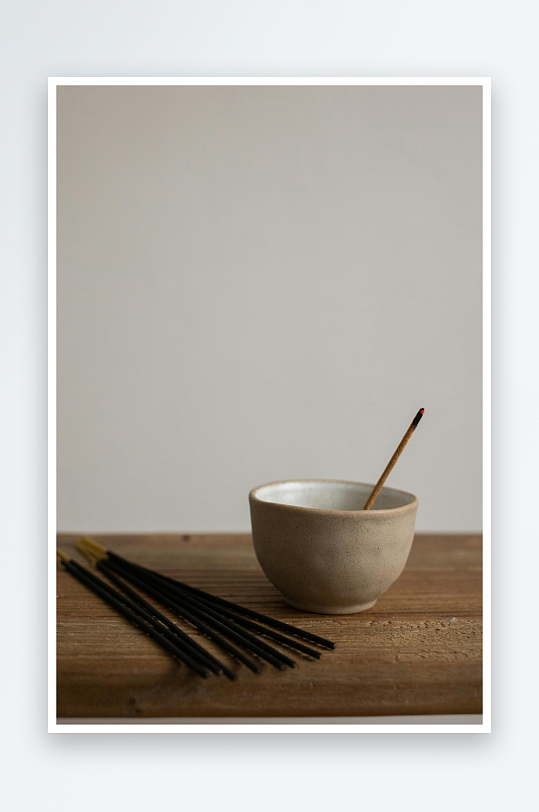 陶瓷香炉与线香静物-众图网