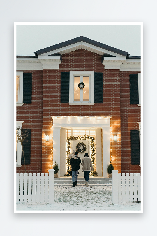 雪中情侣漫步圣诞装饰豪宅-众图网