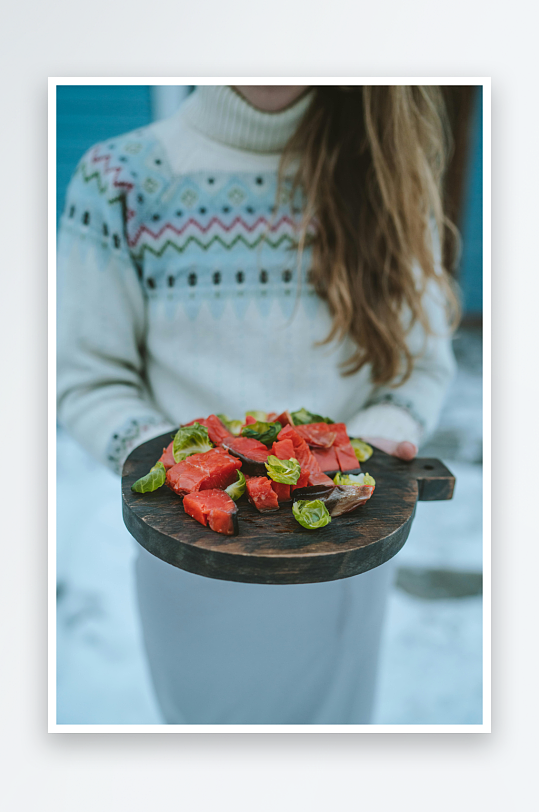 雪地手持木盘食物-众图网