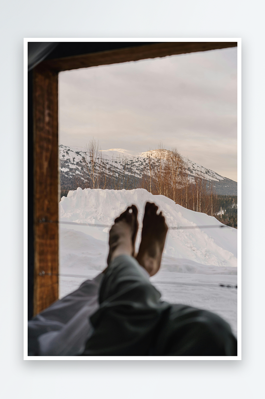 雪景山峦窗外赤足休憩-众图网