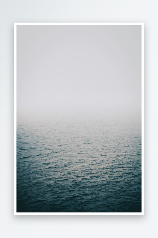 雾霭笼罩的海面宁静辽阔-众图网