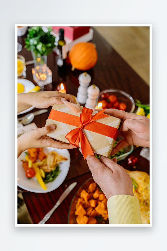 餐桌派对分享礼物温馨时刻-众图网