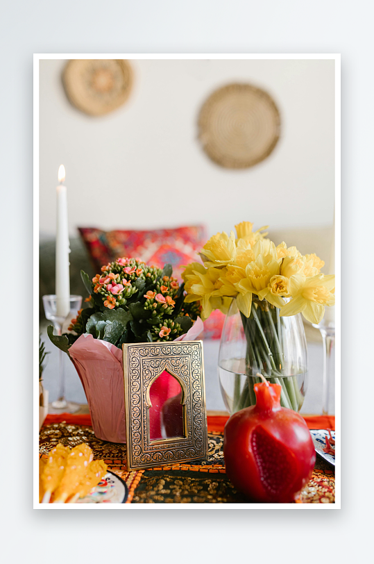 餐桌装饰花卉与烛光-众图网