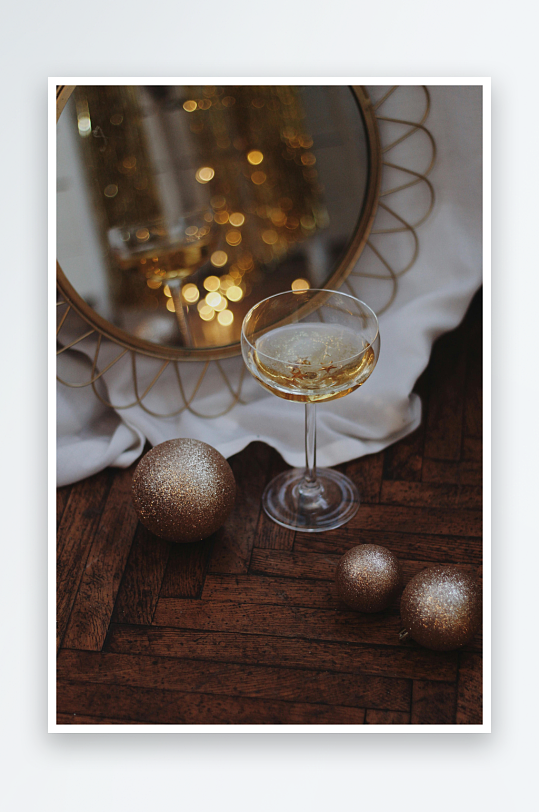 香槟与金色装饰球的优雅静物-众图网