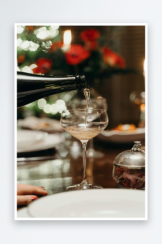 香槟倒入杯中庆祝氛围浓厚-众图网