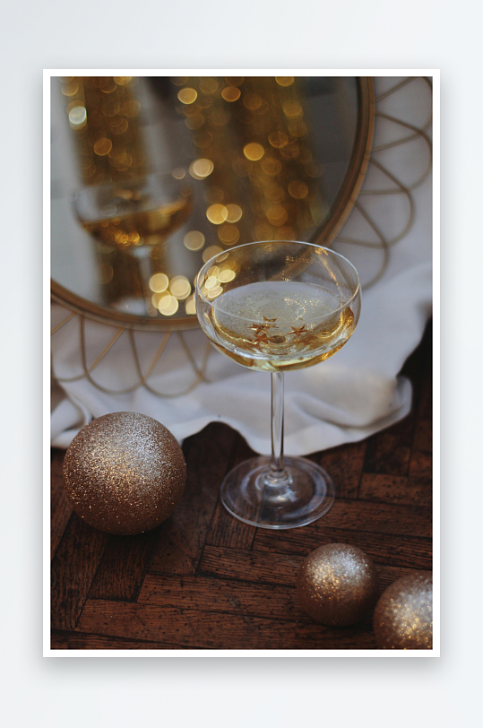 香槟杯与金色装饰球-众图网