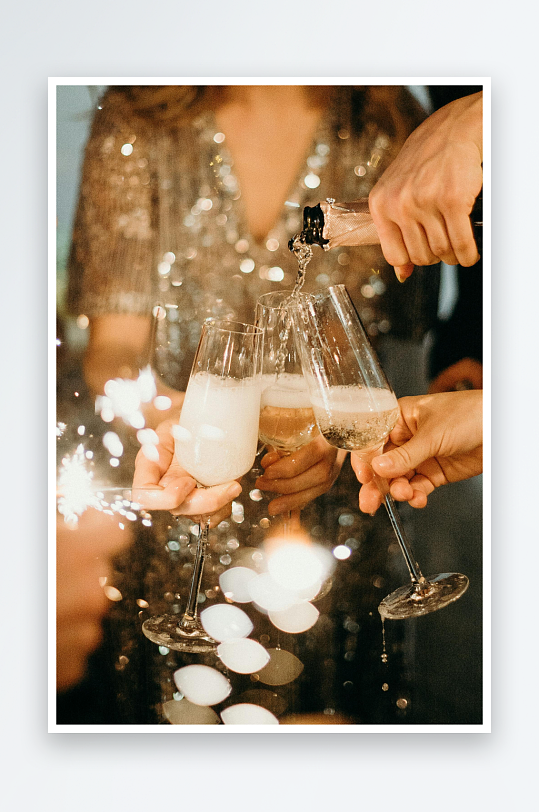 香槟碰杯庆祝火花四溅-众图网
