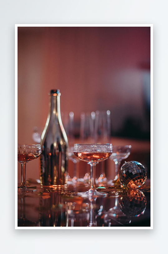 香槟酒瓶与高脚杯静物-众图网