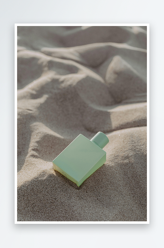 香水瓶静置于沙滩之上-众图网