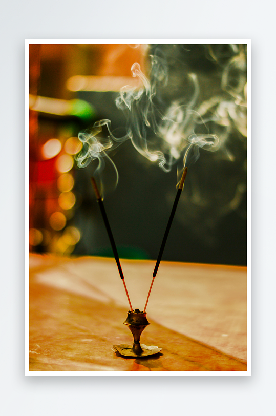 香炉中两支香烟雾缭绕-众图网