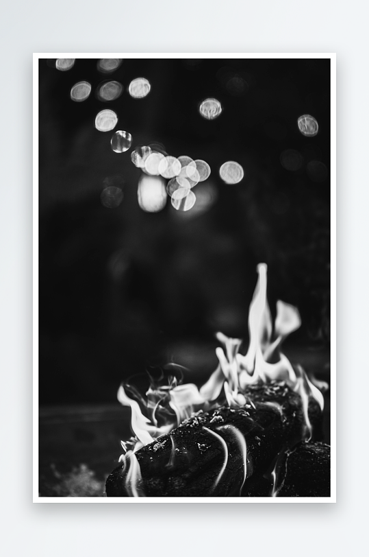 黑白光影下的火焰燃烧-众图网