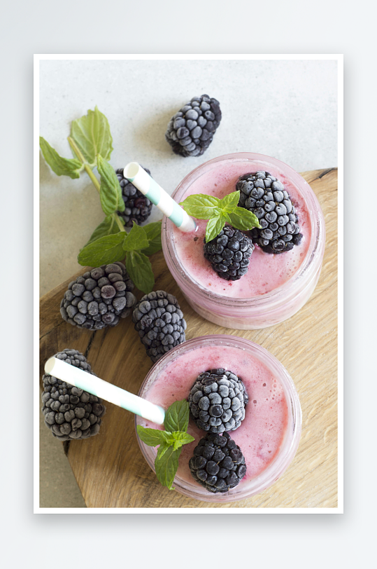 黑莓奶昔配薄荷点缀-众图网