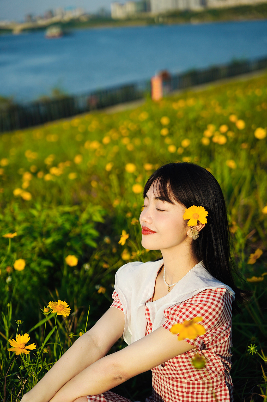 秋天草地郊游旅游旅行博主女生人物摄影图素材