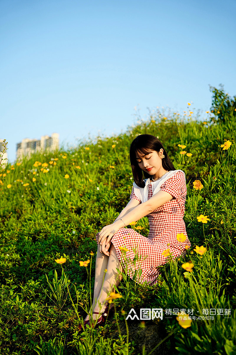 秋天小黄花郊游旅游旅行女生人物摄影图素材