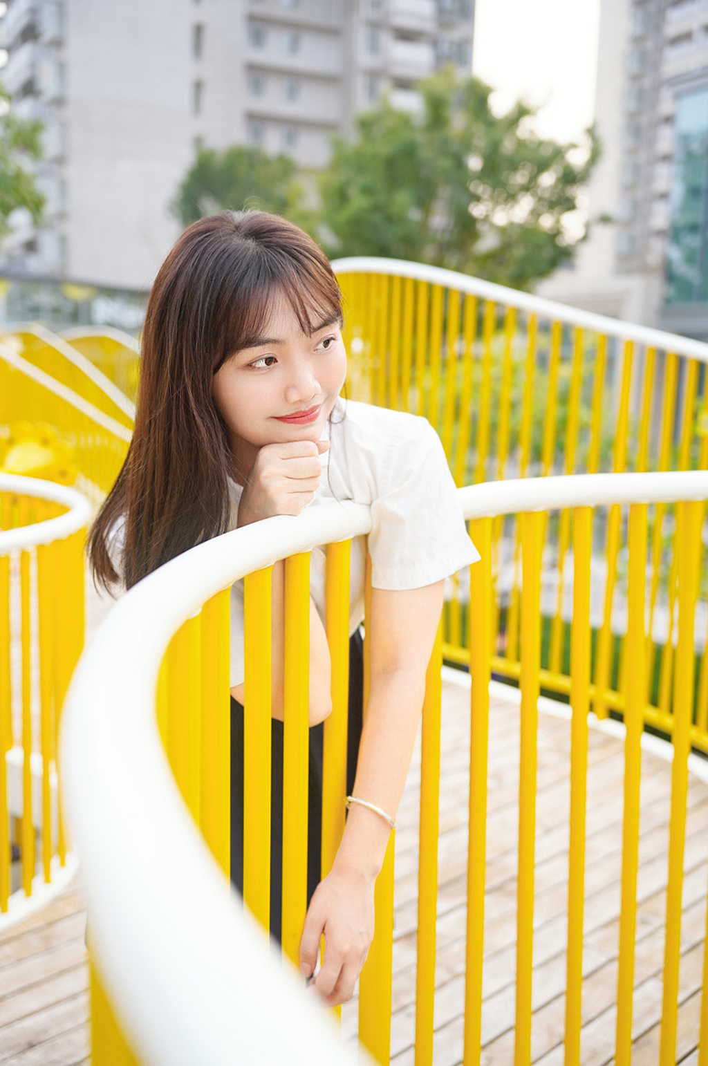 大學(xué)生美女網(wǎng)紅打卡人物攝影圖素材