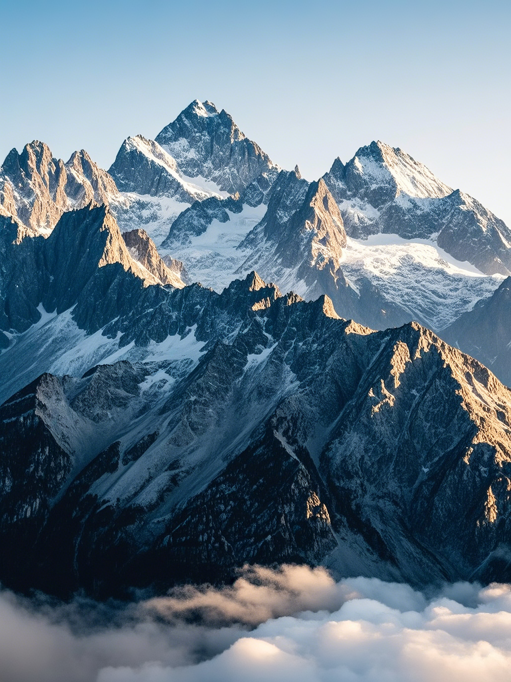 雪山美风景图云海翻涌素材