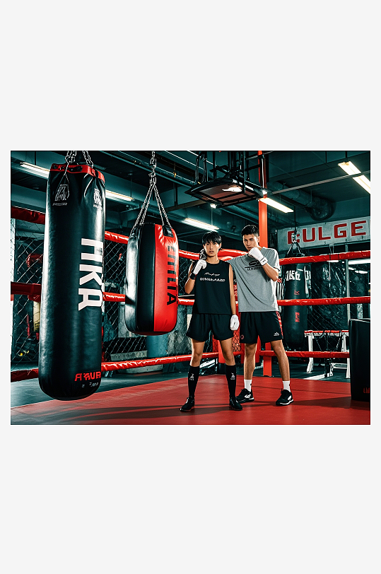 一个男的在搏击训练馆训练-众图网