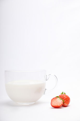 牛奶草莓切面草莓水果物品摄影图片