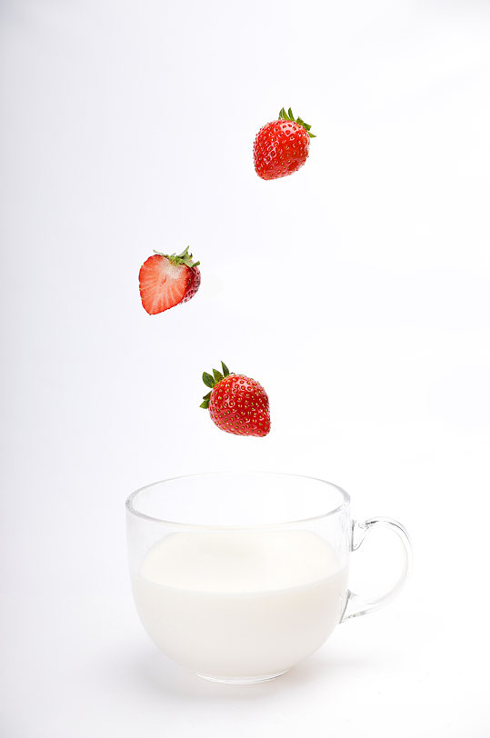 牛奶草莓切面草莓水果物品摄影图片
