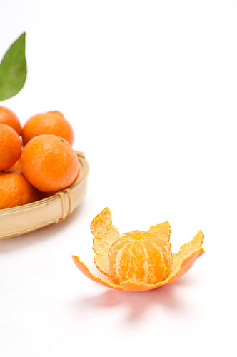 沙糖桔剥开橘子果篮水果物品摄影图片