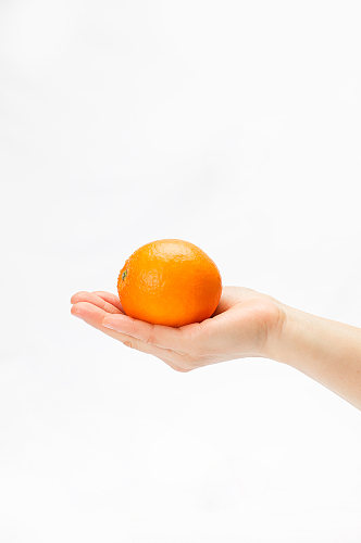 手拿橙子桔子水果物品摄影图片