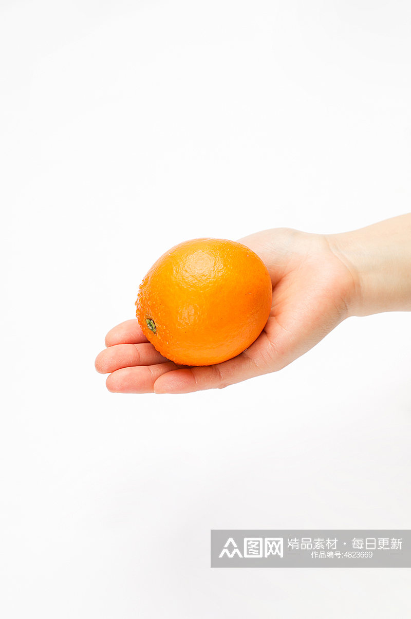 手拿橙子桔子水果物品摄影图片素材