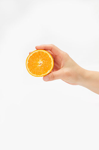 手拿橙子桔子切面水果物品摄影图片