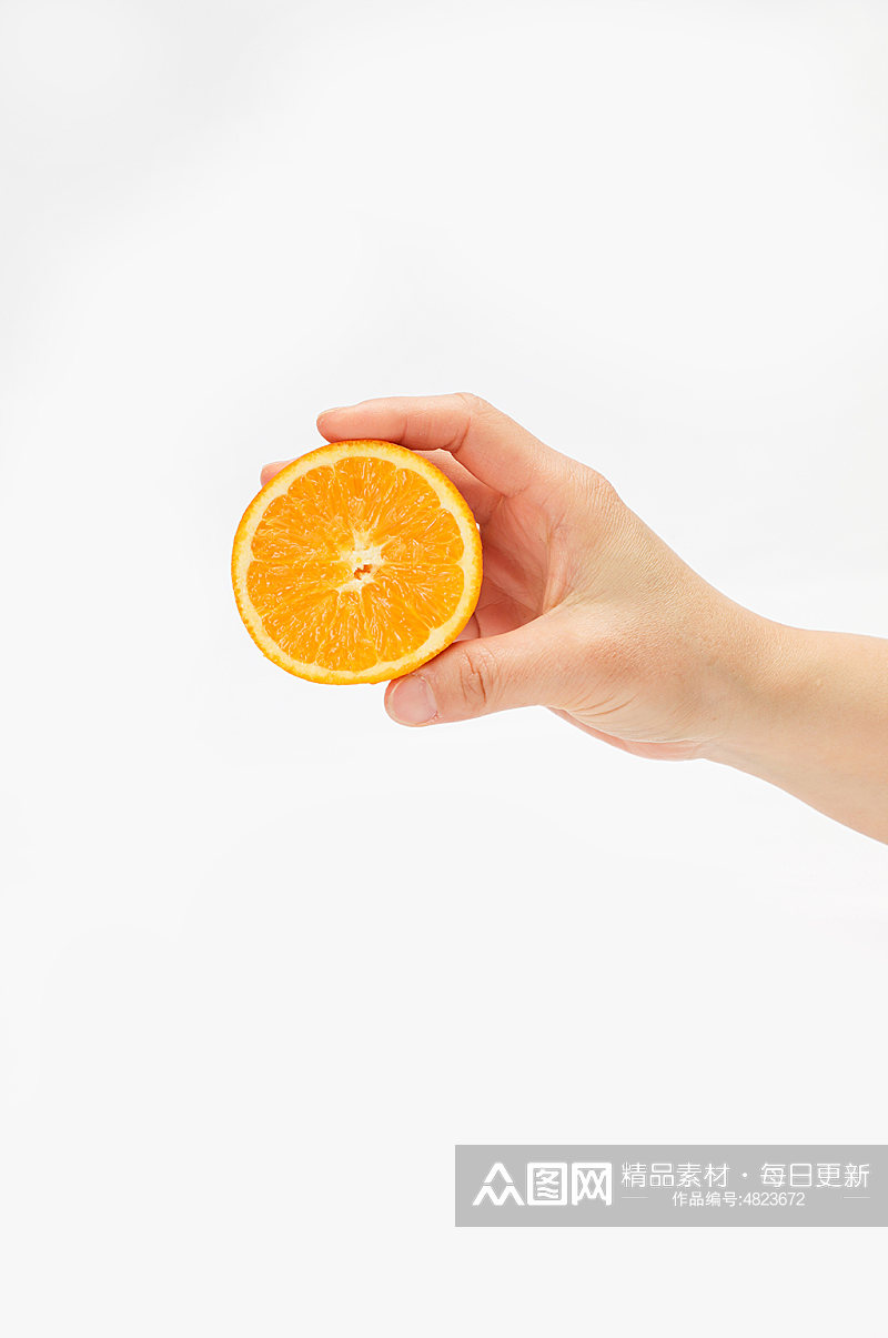 手拿橙子桔子切面水果物品摄影图片素材