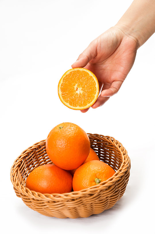 手拿橙子橘子桔子果篮水果物品摄影图片