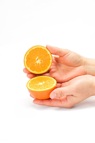 手拿橙子桔子切面水果物品摄影图片