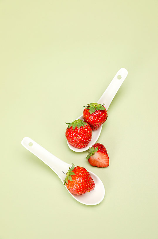 勺子草莓切面草莓水果物品摄影图片