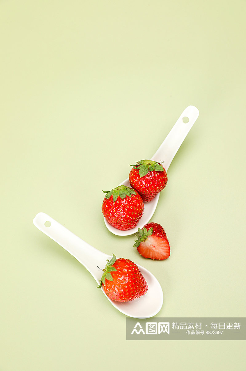勺子草莓切面草莓水果物品摄影图片素材