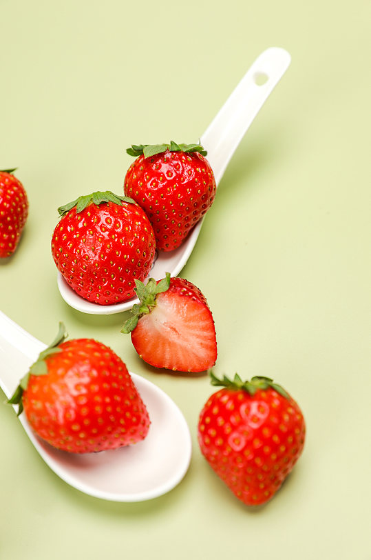 勺子草莓切面草莓水果物品摄影图片