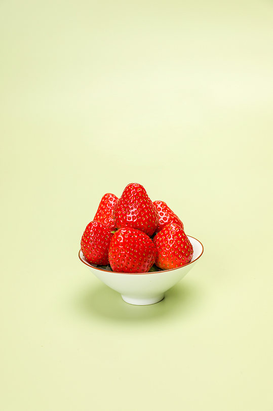 碗装草莓切面草莓水果物品摄影图片