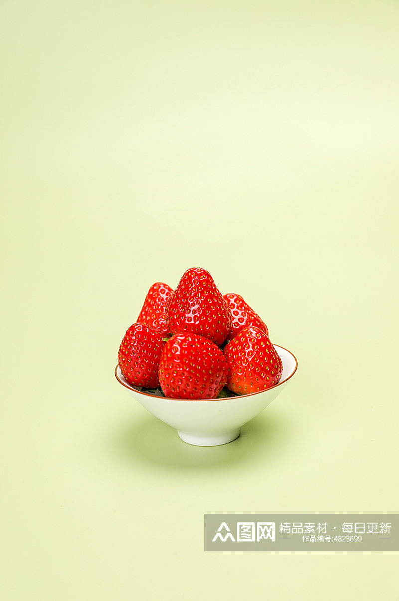碗装草莓切面草莓水果物品摄影图片素材
