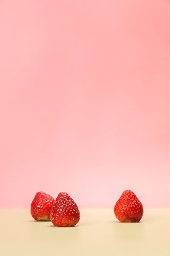 粉色背景草莓水果物品摄影图片