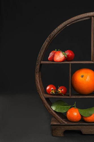木架圣女果草莓橘子果篮水果物品摄影图片