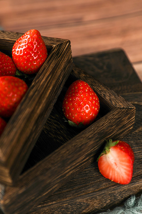 草莓切面草莓果盘水果物品摄影图片
