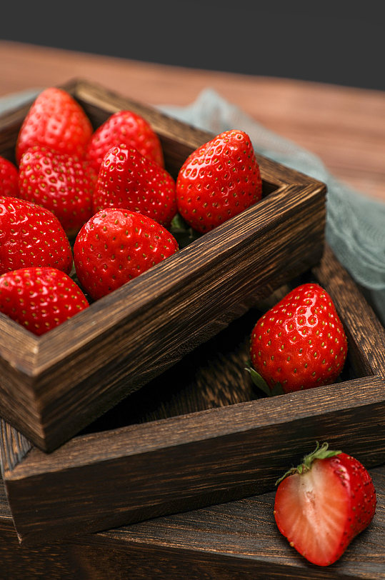 草莓切面草莓果盘水果物品摄影图片