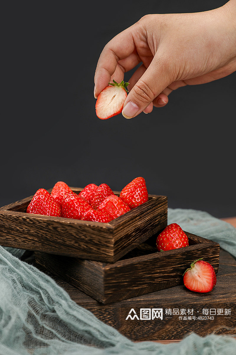 手拿草莓切面草莓果盘水果物品摄影图片素材